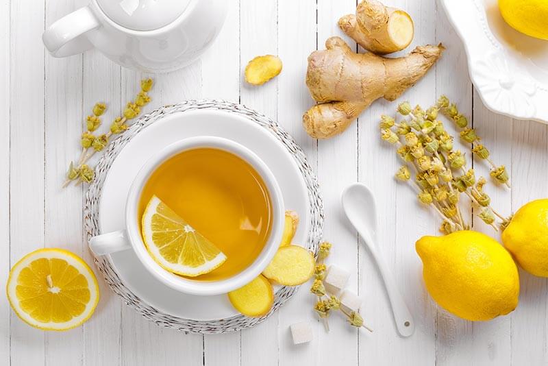 Teetasse mit Zitronen, Kamillenblueten und Ginseng